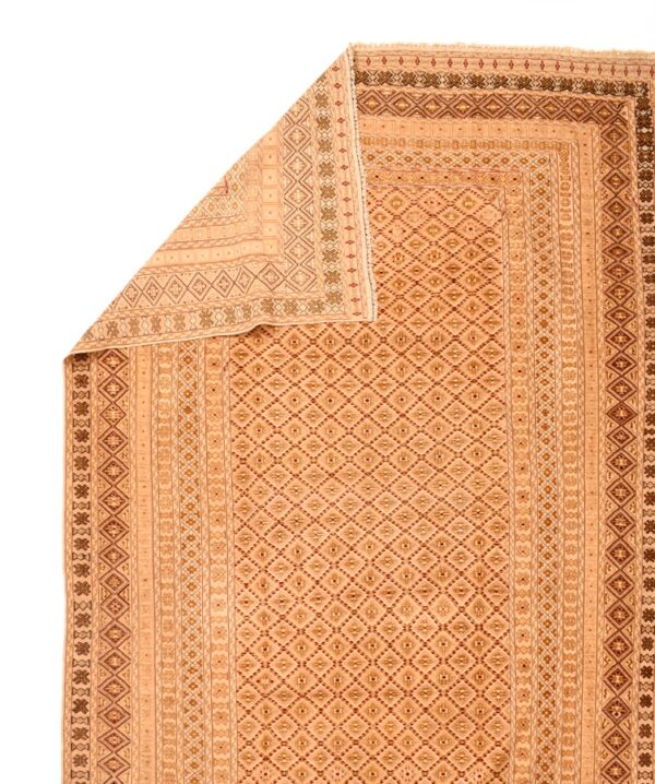 שטיח כפרי צמרי בצבע בז' מלבני המתאים במיוחד לסלון עם תבנית תלת מימדית וגבולות מעוטרים