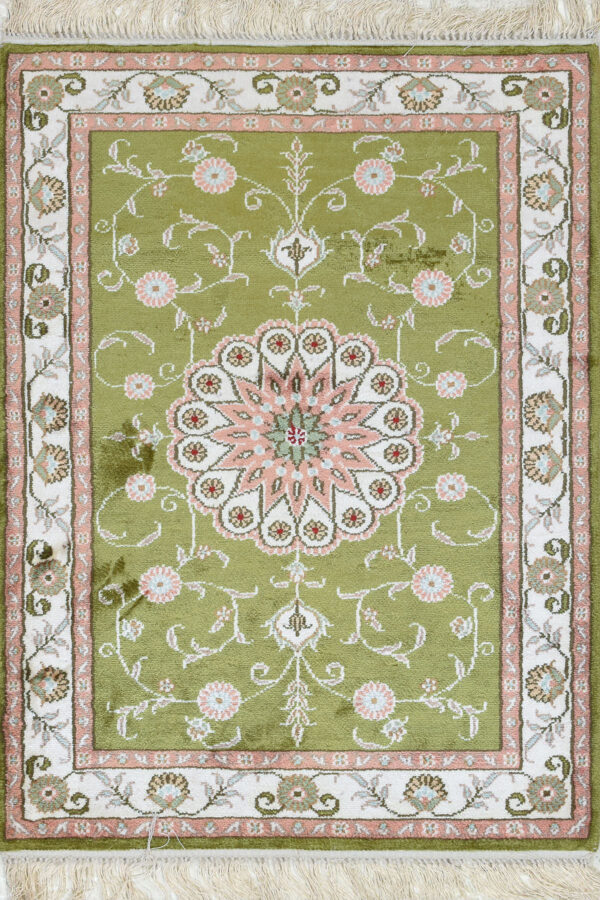 שטיח כפרי מלבני ממשי עם פרח מרכזי בצבעים ירוק ובז'