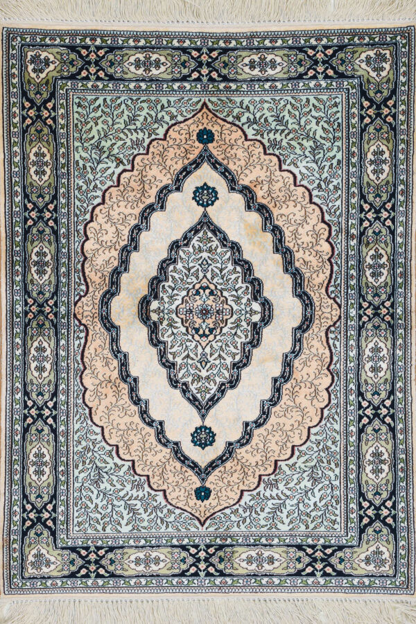 שטיח סיני משי צבעוני בסגנון כפרי ובצורה מלבנית