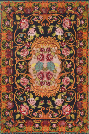 שטיח קילים כפרי צבעוני מלבני מצמר מתאים לסלון עם עיצוב עשיר ופרטי ורדים ועלים