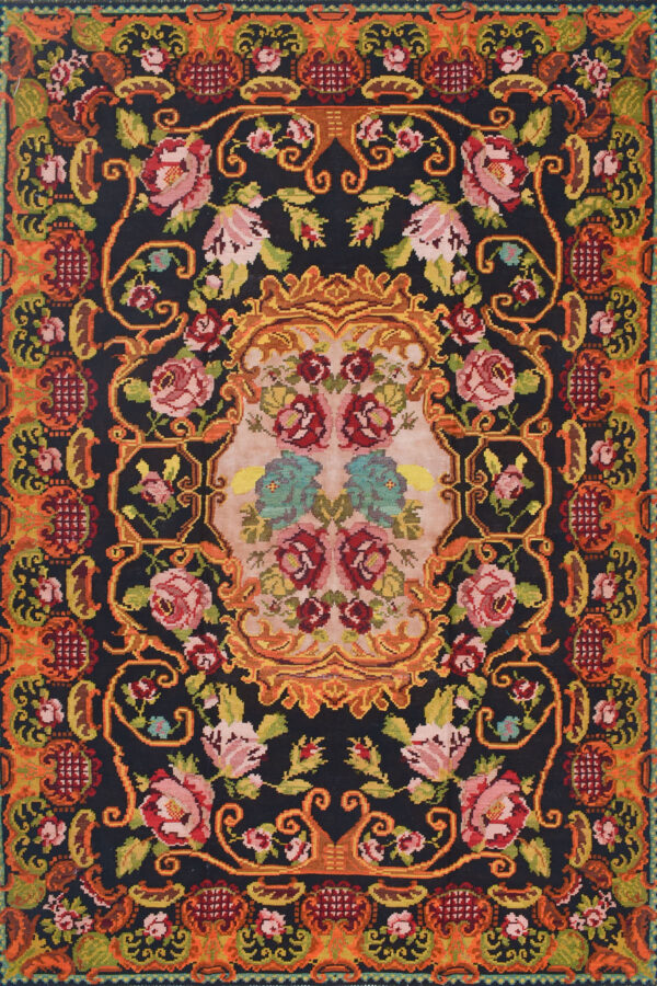 שטיח קילים כפרי צבעוני מלבני מצמר מתאים לסלון עם עיצוב עשיר ופרטי ורדים ועלים