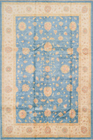 שטיח עבודת יד צמר בגווני כחול וקרם בסגנון כפרי מלבני מתאים במיוחד למשרד