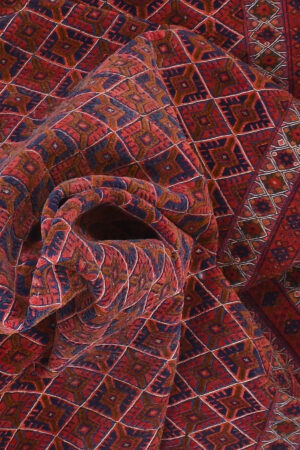 שטיח אוזבקי כפרי אדום מצמר למשרד או סלון בצורה מלבנית עם דוגמאות מעויינים