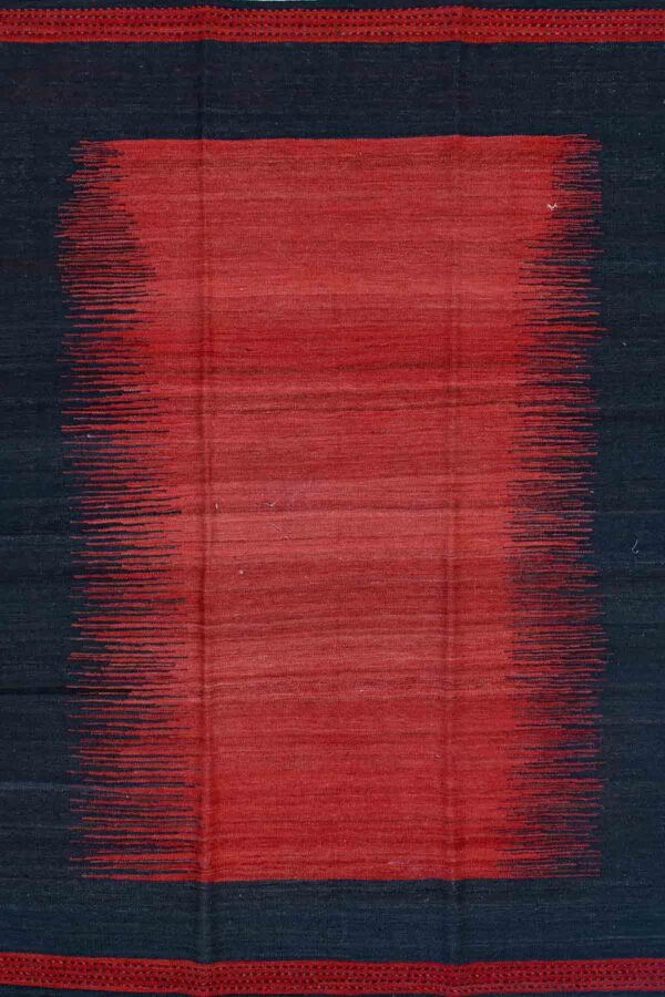 שטיח קילים כפרי מלבני בצבעים אדום ושחור