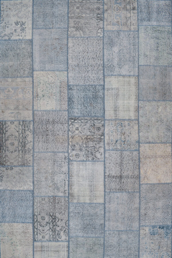 שטיח צמר מלבני בגווני אפור וכחול בסגנון פסיפס