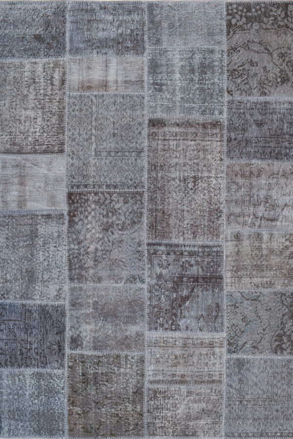 שטיח צמר מלבני אפור בעיצוב יחודי בסגנון פאץ'וורק