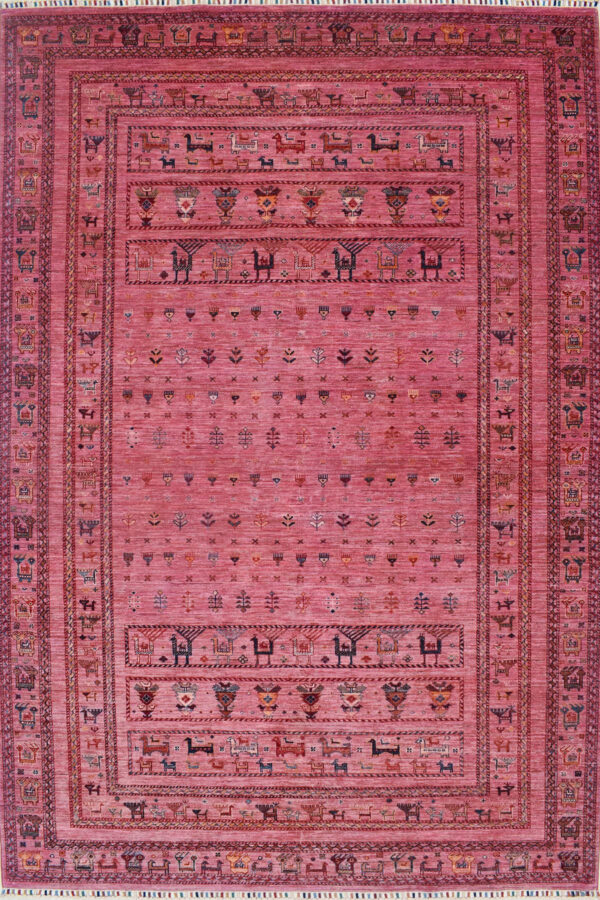 שטיח כפרי מלבני מצמר בצבע ורוד מתאים במיוחד לחדר שינה