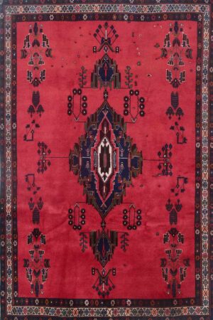 שטיח צמר כפרי בעיצוב רקע ורוד-אדום ודוגמאות צבעוניות