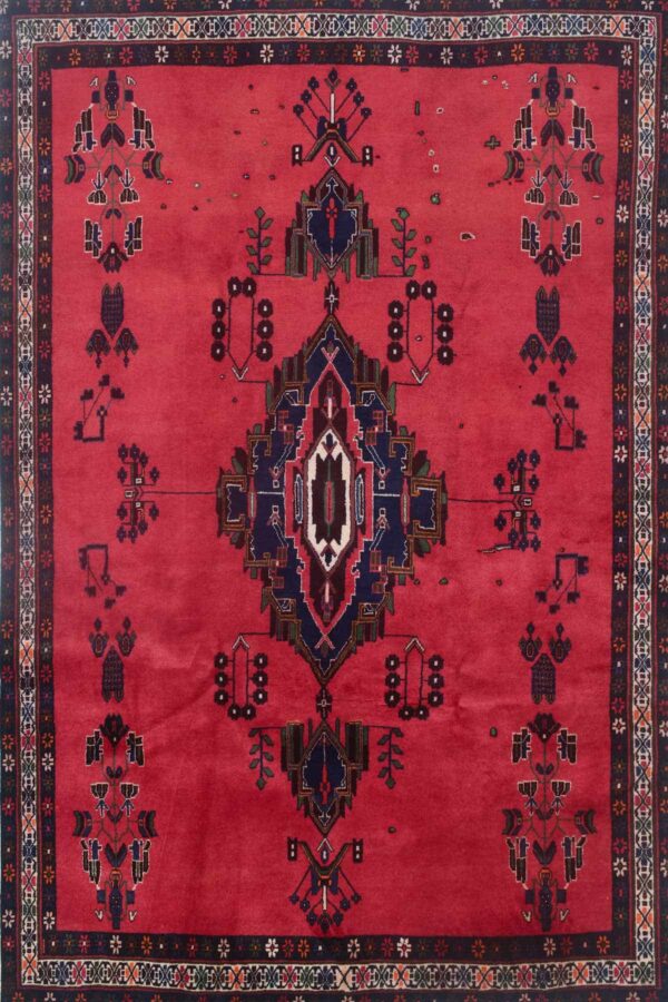 שטיח צמר כפרי בעיצוב רקע ורוד-אדום ודוגמאות צבעוניות