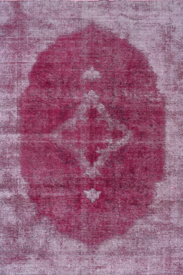 שטיח כפרי מלבני מצמר בצבע ורוד עם טקסטורות ופאטרנים פרסיים