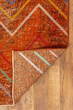 שטיח וינטג' טורקי מלבני זיגזג מצמר בצבע כתום מתאים במיוחד לחדר שינה