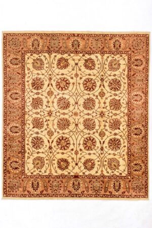 שטיח כפרי מלבני מצמר צבע בז' עם דוגמאות אוריינטליות