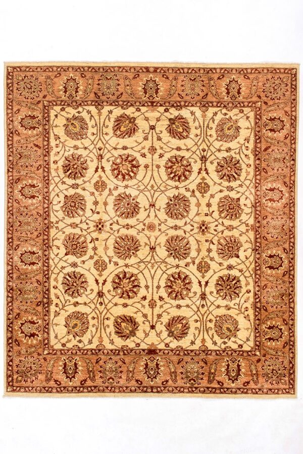 שטיח כפרי מלבני מצמר צבע בז' עם דוגמאות אוריינטליות