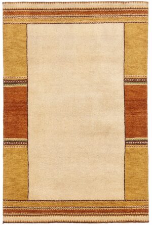 שטיח כפרי מלבני מצמר בצבע בז' מתאים במיוחד למשרד או פינת אוכל