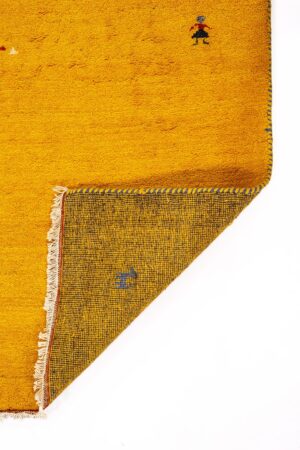 שטיח כפרי מלבני מצמר בצבע צהוב מתאים במיוחד למשרד או פינת אוכל